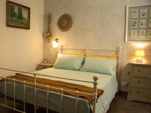 sypialnia z łóżkiem w pokoju w obiekcie Casine Calasole w Turynie