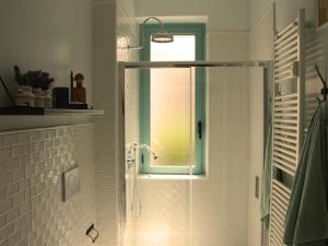 un bagno con doccia con finestra di Casine Calasole a Torino Altre 32 foto
