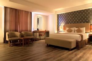 um quarto de hotel com uma cama e uma secretária em H Boutique Hotel Jogjakarta em Yogyakarta