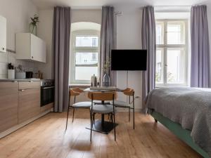1 dormitorio con 1 cama, mesa y sillas en Apartment Berlin Kaiser-Friedrich-Straße, en Berlín