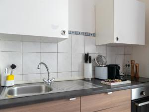cocina con fregadero y encimera en Apartment Berlin Kaiser-Friedrich-Straße, en Berlín