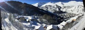 ヴァロワールにあるLes Balcons de Valloireの雪山村の空中風景 +2枚の写真