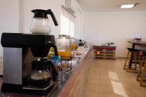 Příslušenství pro přípravu čaje a kávy v ubytování Nomads Hotel Petra