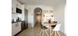 Fotografia z galérie ubytovania Casa Krisma, Fabulous Modern Spacious 2 bedrooms apartment, Remote Work, Fast WIFI, Parking and AC v destinácii Adeje