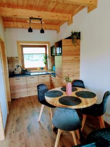 a kitchen with a table and chairs in a room at DOBRE MIEJSCE in Niedzica