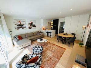 ein Wohnzimmer mit einem Sofa und einem Tisch in der Unterkunft Misan Mer in Nieuwpoort