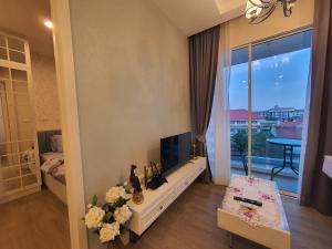 โทรทัศน์และ/หรือระบบความบันเทิงของ Hill & Sea Balcony 1 Bedroom & 1 Living Room @Blu X