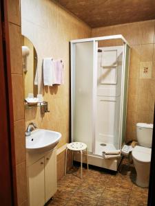 ネフテカムスクにあるОтель "ОСКАР"のバスルーム(シャワー、洗面台、トイレ付)