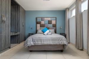 Un pat sau paturi într-o cameră la Lancaster Gate Apartment