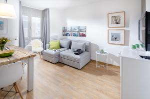 a living room with a couch and a table at Ferienwohnung Kleine Luise in Norderney