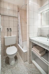 ノルダーナイにあるFerienwohnung Kleine Luiseのバスルーム(トイレ、洗面台、バスタブ付)