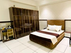 Un pat sau paturi într-o cameră la Primrose Hotel and Restaurant