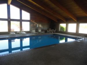 Πισίνα στο ή κοντά στο AmericInn by Wyndham West Burlington