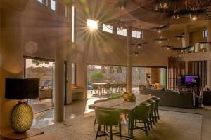 BelfastにあるLuxury Villa looking onto Kruger National Parkのリビングルーム(テーブル、椅子付)