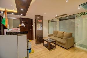 Posezení v ubytování Hotel Malad Inn opposite Malad Railway Station