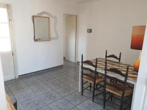 バレンシアにあるApartment 400 meters from the beachのダイニングルーム(テーブル、椅子、鏡付)