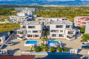 een luchtfoto van een villa in een resort bij Apartments & Rooms Danivan Pool Villas B in Novalja