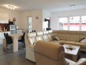 uma sala de estar com um sofá e uma mesa em Karlshagen Ferienhaus Sandy em Ostseebad Karlshagen