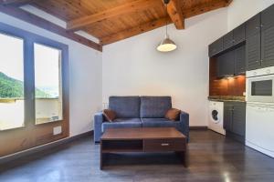 エル・タルテルにあるEncantador ático estudio delante GrandValira Tarter 4A HUT 5163の青いソファとテーブルのあるリビングルーム +7枚の写真