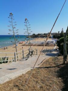 Blick auf den Strand mit Fahrrad drauf in der Unterkunft Casa del Sole - Avola in Avola