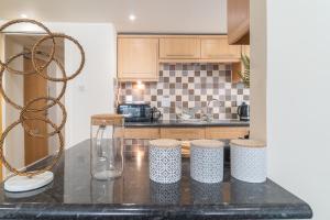 - une cuisine avec un comptoir et un vase dans l'établissement Charming Westend/City centre Apartment, à Glasgow