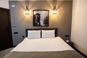 Voodi või voodid majutusasutuse The Phoenix Boutique Hotel toas