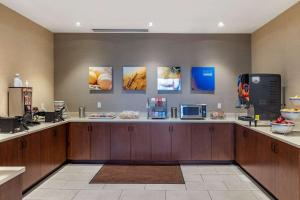 Reštaurácia alebo iné gastronomické zariadenie v ubytovaní Comfort Inn & Suites