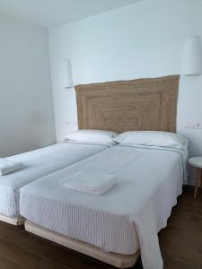 ein Schlafzimmer mit einem weißen Bett mit zwei Kissen in der Unterkunft Villa el Molino in Los Cerrillos