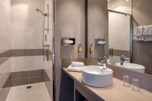 Et badeværelse på Best Western Hotel Atlantys Zenith Nantes