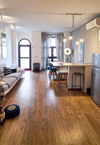 sala de estar con sofá, cocina y mesa en La Cialdina, en Ancona