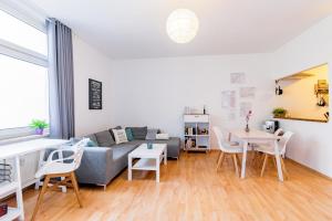 ein Wohnzimmer mit einem Sofa und einem Tisch in der Unterkunft Helle Wohnung in TOP-Lage, Hasselbachplatz - Altstadt, W-LAN, 4 Schlafplätze in Magdeburg