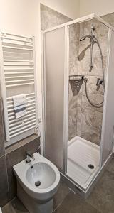 Un baño con ducha, inodoro y lavabo. en La Cialdina, en Ancona