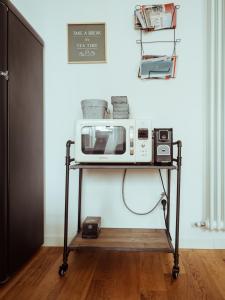 a microwave on a cart in a room at BRE Apartments - Fresche Frasche in Vicenza