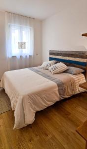 - un grand lit dans une chambre avec fenêtre dans l'établissement La Cialdina, à Ancône