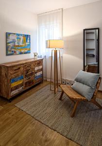 sala de estar con silla y cómoda en La Cialdina, en Ancona 36 fotos más