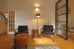 un soggiorno con 2 sedie e un tavolo di FLH Seaside Luxury House in Porto a Porto
