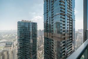 Nespecifikovaný výhled na destinaci Dubaj nebo výhled na město při pohledu z apartmánu