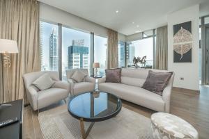 Posezení v ubytování Luton Vacation Homes - Luxury & High floor 2BR , Jumeirah Living Marina Gate 3 - 48AB07