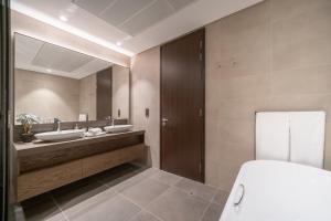 Postel nebo postele na pokoji v ubytování Luton Vacation Homes - Luxury & High floor 2BR , Jumeirah Living Marina Gate 3 - 48AB07