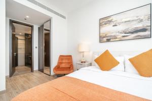 Postel nebo postele na pokoji v ubytování Luton Vacation Homes - Luxury & High floor 2BR , Jumeirah Living Marina Gate 3 - 48AB07