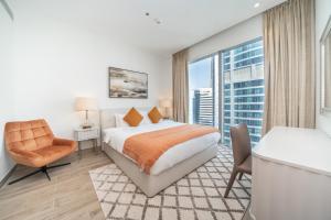 Postel nebo postele na pokoji v ubytování Luton Vacation Homes - Luxury & High floor 2BR , Jumeirah Living Marina Gate 3 - 48AB07