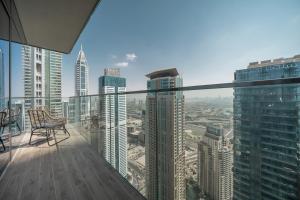Balkón nebo terasa v ubytování Luton Vacation Homes - Luxury & High floor 2BR , Jumeirah Living Marina Gate 3 - 48AB07