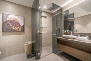 Koupelna v ubytování Luton Vacation Homes - Luxury & High floor 2BR , Jumeirah Living Marina Gate 3 - 48AB07