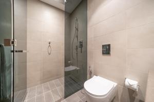 Koupelna v ubytování Luton Vacation Homes - Luxury & High floor 2BR , Jumeirah Living Marina Gate 3 - 48AB07