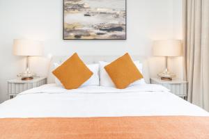 Postel nebo postele na pokoji v ubytování Luton Vacation Homes - Luxury & High floor 2BR , Jumeirah Living Marina Gate 3 - 48AB07