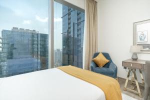Postel nebo postele na pokoji v ubytování Luton Vacation Homes - Luxury & High floor 2BR , Jumeirah Living Marina Gate 3 - 48AB07
