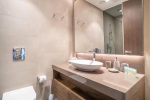 Koupelna v ubytování Luton Vacation Homes - Luxury & High floor 2BR , Jumeirah Living Marina Gate 3 - 48AB07