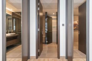 Postel nebo postele na pokoji v ubytování Luton Vacation Homes - Luxury & High floor 2BR , Jumeirah Living Marina Gate 3 - 48AB07