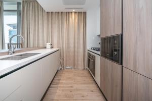 Kuchyň nebo kuchyňský kout v ubytování Luton Vacation Homes - Luxury & High floor 2BR , Jumeirah Living Marina Gate 3 - 48AB07
