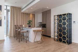 Kuchyň nebo kuchyňský kout v ubytování Luton Vacation Homes - Luxury & High floor 2BR , Jumeirah Living Marina Gate 3 - 48AB07